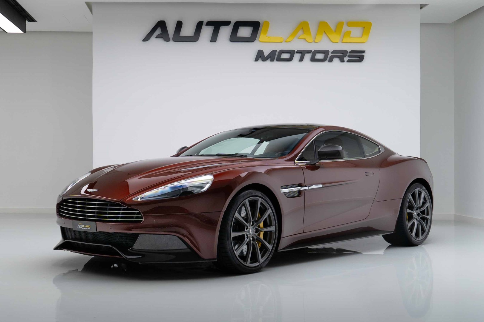 2015 ASTON MARTIN VANQUISH. EXCELLENT CONDITIONS. FULL SERVICE HISTORY. RARE COLOUR. LOW MILEAGE. GC